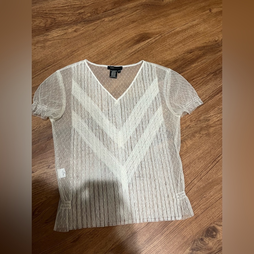 BCBG Maxazria Sheer Lace Short Sleeve White V Neck Top Size XS.  B1